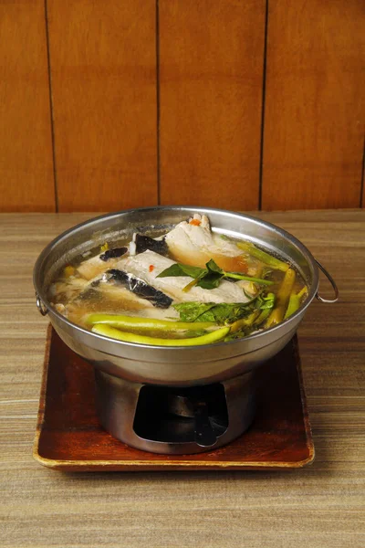 新熟的菲律宾食物 西尼根纳巴格斯 Sinigang Bangus 的照片 或在罗望子汤中加入蔬菜的乳鱼的照片 — 图库照片