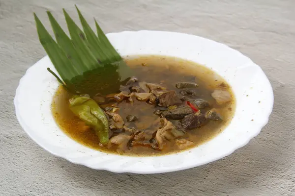 新烹调的菲律宾食品叫木瓜 山羊或卡拉巴在醋汤中的照片 — 图库照片