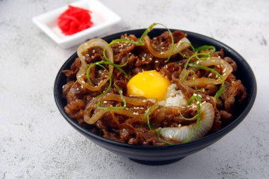 Yeni pişirilmiş Japon yemeği Gyudon 'un fotoğrafı..