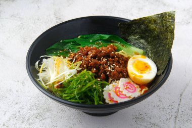 Yeni pişmiş Japon Ramen 'inin fotoğrafı..