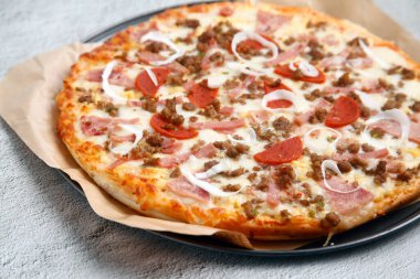 Etli ve sebze soslu taze pişmiş pizza fotoğrafı..