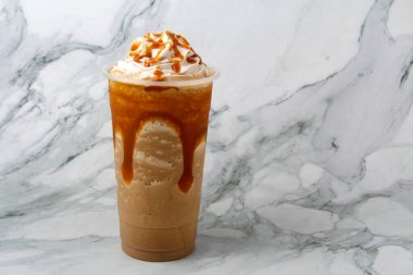Yeni yapılmış karamelli macchiato aromalı frappe fotoğrafı.