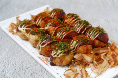 Yeni pişmiş Takoyaki toplarının fotoğrafı..