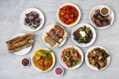 Yeni pişirilmiş Filipin yemeklerinin fotoğrafı..