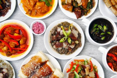 Yeni pişirilmiş Filipin yemeklerinin fotoğrafı..