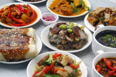 Yeni pişirilmiş Filipin yemeklerinin fotoğrafı..