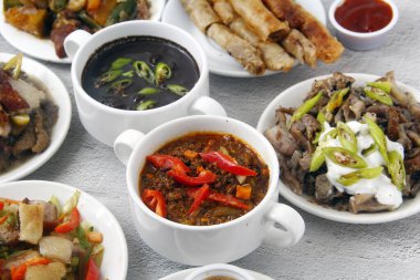 Yeni pişirilmiş Filipin yemeklerinin fotoğrafı..