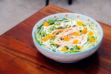 Yeni yapılmış Kani salatasının fotoğrafı..