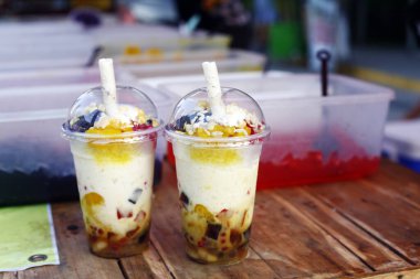 Taze Filipinli atıştırmalık ve Halo Halo adlı tatlı yemeğinin fotoğrafı. Tıraş edilmiş buz ve çeşitli şekerlerden oluşuyor..