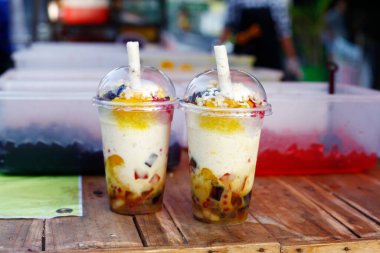 Taze Filipinli atıştırmalık ve Halo Halo adlı tatlı yemeğinin fotoğrafı. Tıraş edilmiş buz ve çeşitli şekerlerden oluşuyor..