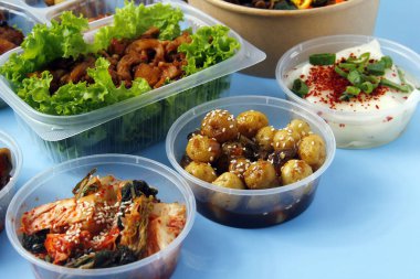 Yeni pişirilmiş Kore yemeklerinin fotoğrafı..