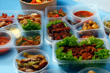 Yeni pişirilmiş Kore yemeklerinin fotoğrafı..