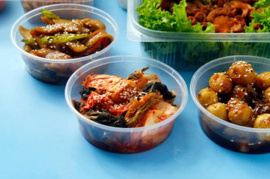 Yeni pişirilmiş Kore yemeklerinin fotoğrafı..