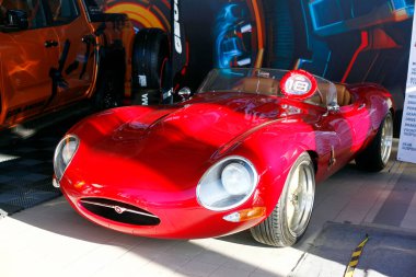 Pasay Şehri, Filipinler - 5 Nisan 2024: Manila Uluslararası Otomobil Fuarı 'nda özel arabalar sergileniyor.