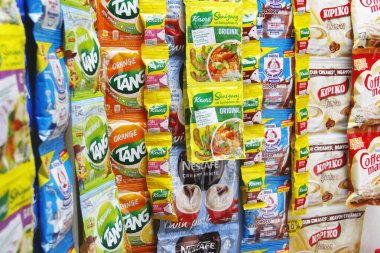 Antipolo Şehri, Filipinler - 17 Nisan 2024: Bir mağazada çeşitli market ürünleri sergileniyor.