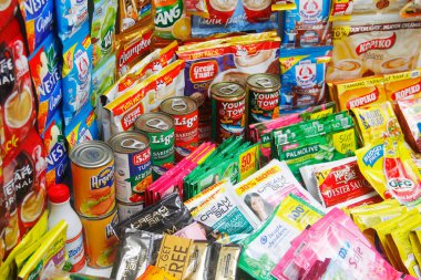 Antipolo Şehri, Filipinler - 17 Nisan 2024: Bir mağazada çeşitli market ürünleri sergileniyor.