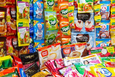 Antipolo Şehri, Filipinler - 17 Nisan 2024: Bir mağazada çeşitli market ürünleri sergileniyor.