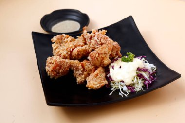 Karaage Chicken adlı taze pişmiş Japon yemeğinin fotoğrafı..