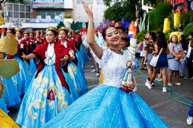 Antipolo Şehri, Filipinler - 1 Mayıs 2024: Antipolo City 'de düzenlenen yıllık SUMAKAH Festivali sırasında sokak dansı geçit töreni katılımcıları.