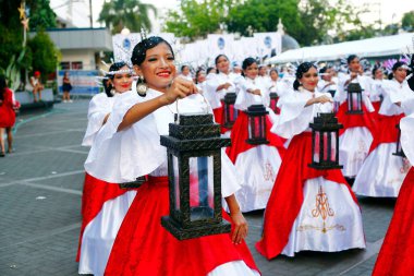 Antipolo Şehri, Filipinler - 1 Mayıs 2024: Antipolo City 'de düzenlenen yıllık SUMAKAH Festivali sırasında sokak dansı geçit töreni katılımcıları.