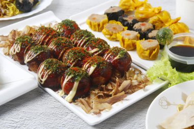 Yeni pişirilmiş Asya ve diğer Filipin yemeklerinin fotoğrafı..