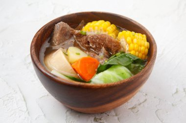 Biftek Bulalo adında taze pişmiş Filipin yemeği ya da karışık sebzeli biftek çorbası..