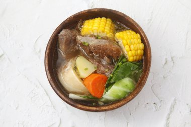 Biftek Bulalo adında taze pişmiş Filipin yemeği ya da karışık sebzeli biftek çorbası..