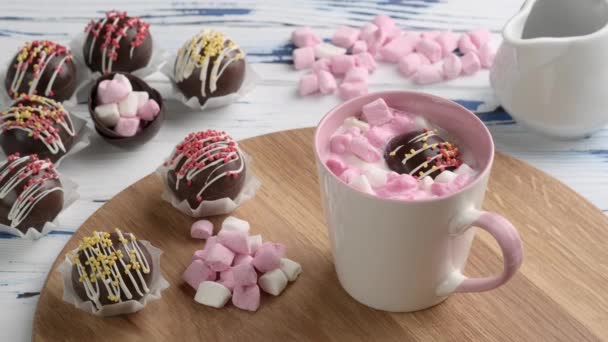 Cacaobommen Zijn Zwarte Chocoladeschelpen Gevuld Met Cacaopoeder Marshmallows Die Smelten — Stockvideo