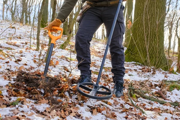 Człowiek Wykrywaczem Metalu Łopatą Szukający Skarbu Śnieżnym Lesie Zimie — Zdjęcie stockowe