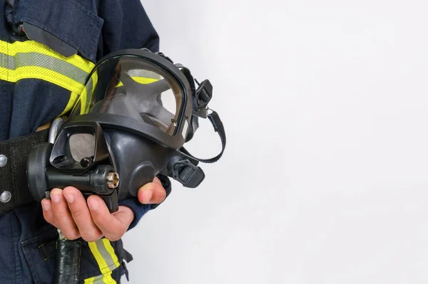 未被识别的非洲裔美国消防员手持全防护式呼吸口罩 白色背景下隔离的救援和消防设备 复制空间 — 图库照片