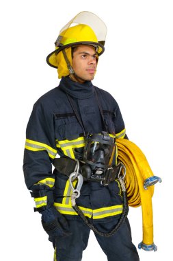 Üniformalı ve kasklı genç Afrikalı itfaiyeci elinde yangın hortumuyla beyaz arka planda, dikey yönelimde izole bir şekilde bakıyor. 