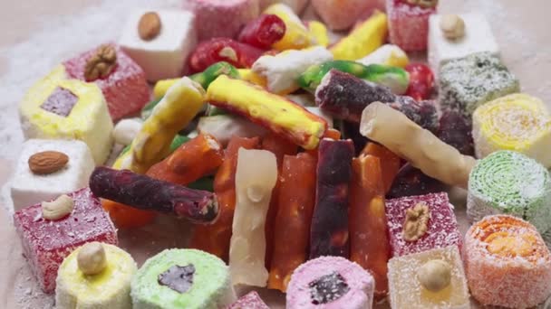 Stücke Und Stäbchen Unterschiedlichster Art Auf Einem Drehtisch Orientalische Süßigkeiten — Stockvideo