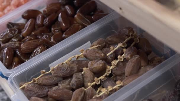 Dükkandaki Bir Raftaki Plastik Kutularda Tropikal Kurutulmuş Meyvelerin Yakın Çekimi — Stok video