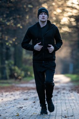 Sonbahar parkta koşu.