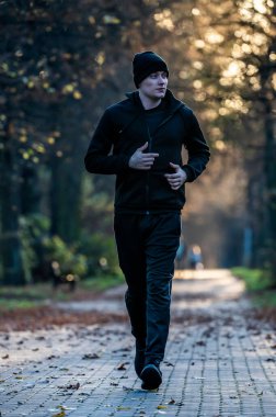 Sonbahar parkta koşu.