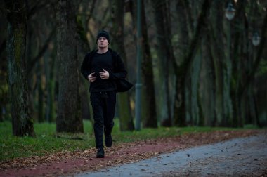 Sonbahar parkta koşu.