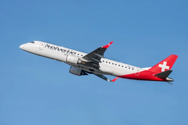 Helvetic Airways Швейцарские Авиалинии — стоковое фото