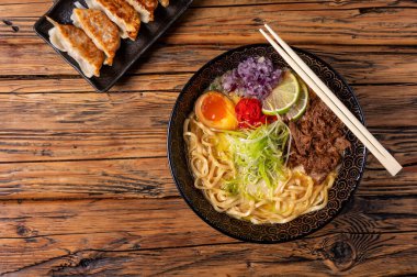 Ramen - bir tabak Japon mutfağı, erişte, çorba ve diğer malzemelerden oluşuyor..