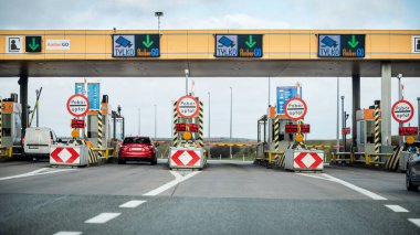 Polonya 'da otoyol gişeleri için geçiş kapıları.