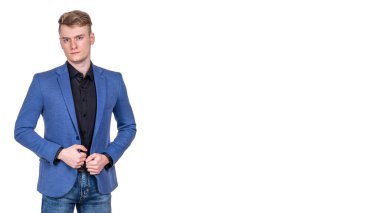 beyaz zemin üzerinde genç adam.