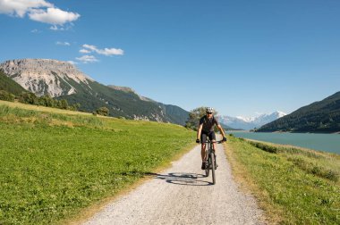 Lago di Resia - Güney Tyrol 'da bir baraj deposu.