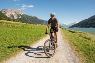 Lago di Resia - Güney Tyrol 'da bir baraj deposu.