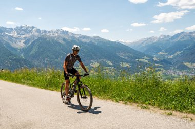 Alplerde bisikletçi.