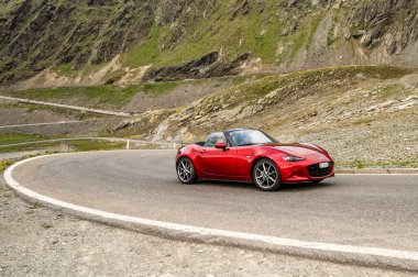 Kırmızı renkli Mazda MX-5.