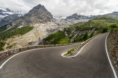 Stelvio Geçidi - İtalyan Doğu Alpleri 'ndeki en yüksek geçiş noktası..