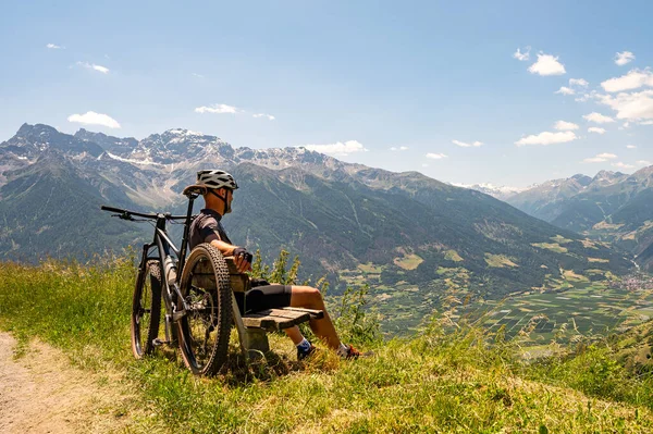 Ciclista Nelle Alpi — Foto Stock