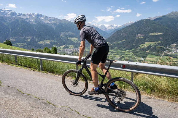 Ciclista Nelle Alpi — Foto Stock