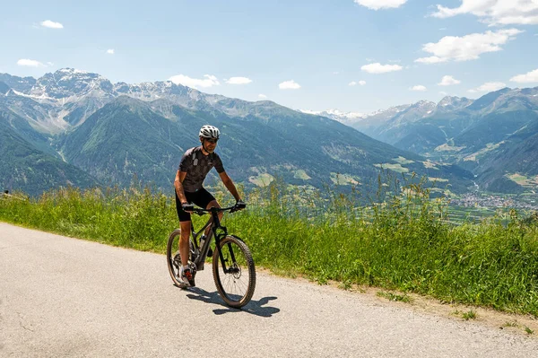 Ciclista Los Alpes —  Fotos de Stock