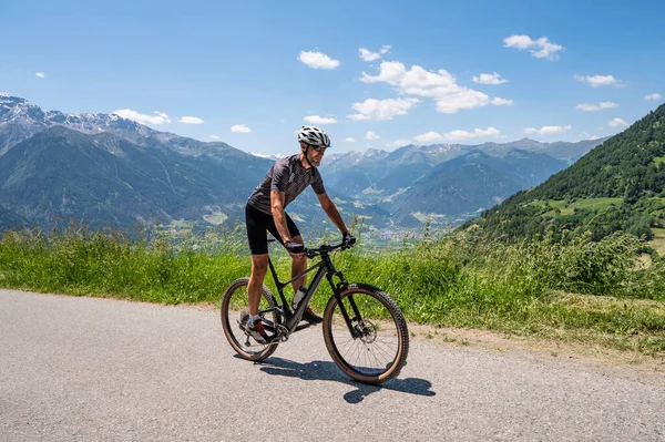 Ciclista Los Alpes —  Fotos de Stock