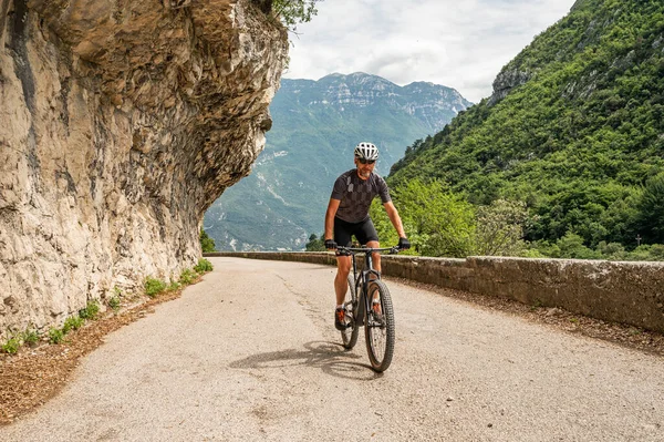 Del Ponale Sentiero Scavato Nella Roccia Lungo Lago Garda — Foto Stock